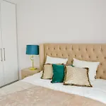 Elegant City Center Apartment 7A