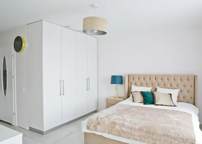 Elegant City Center Apartment 7A